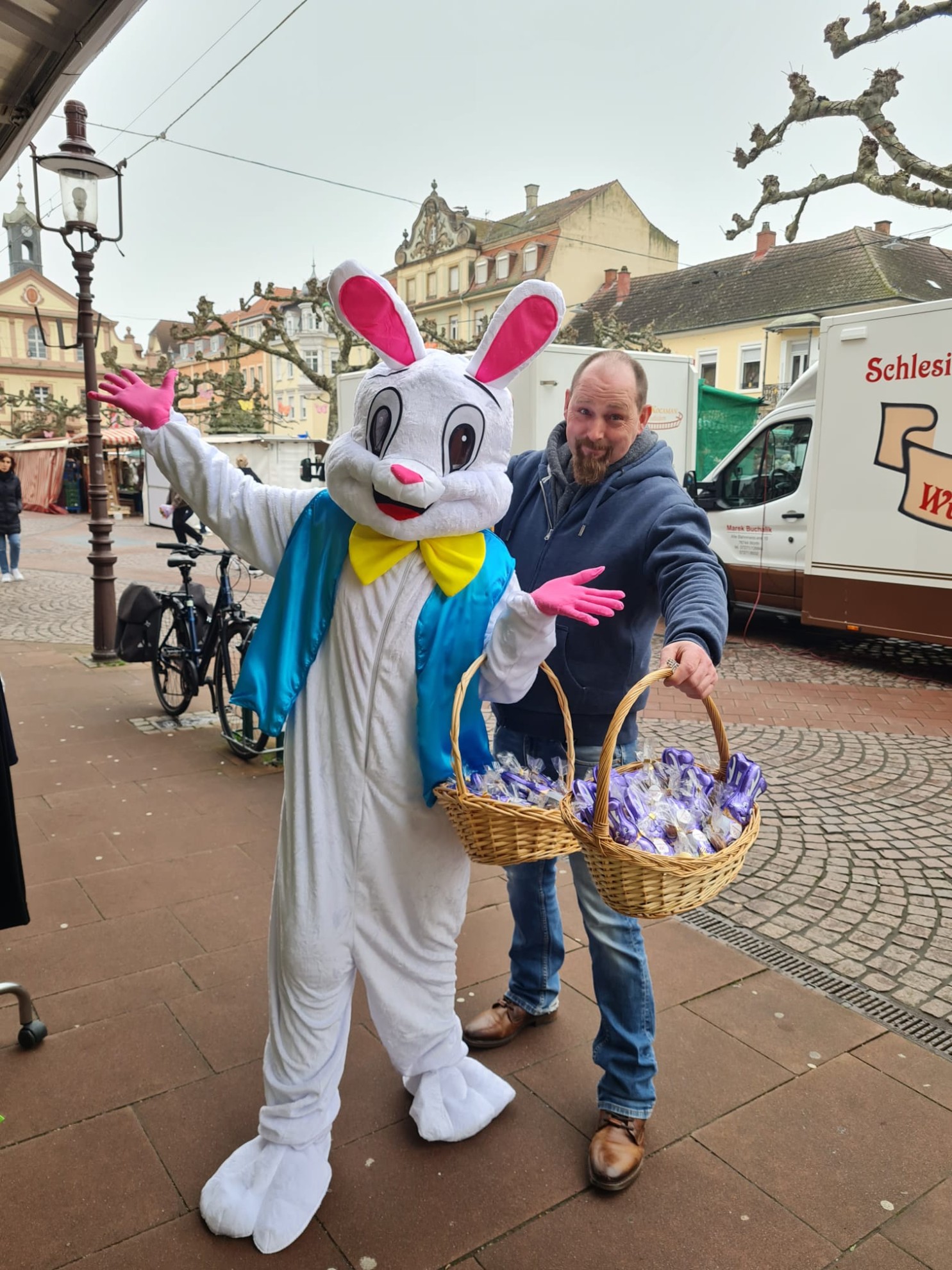 Der Osterhase und sein Helfer